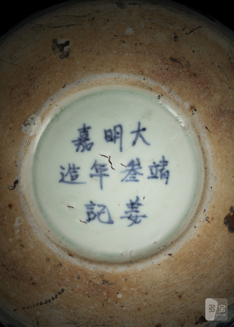A porcelain inkstone with underglaze-blue decoration of lotus and foliage with Daoist treasures - 图5